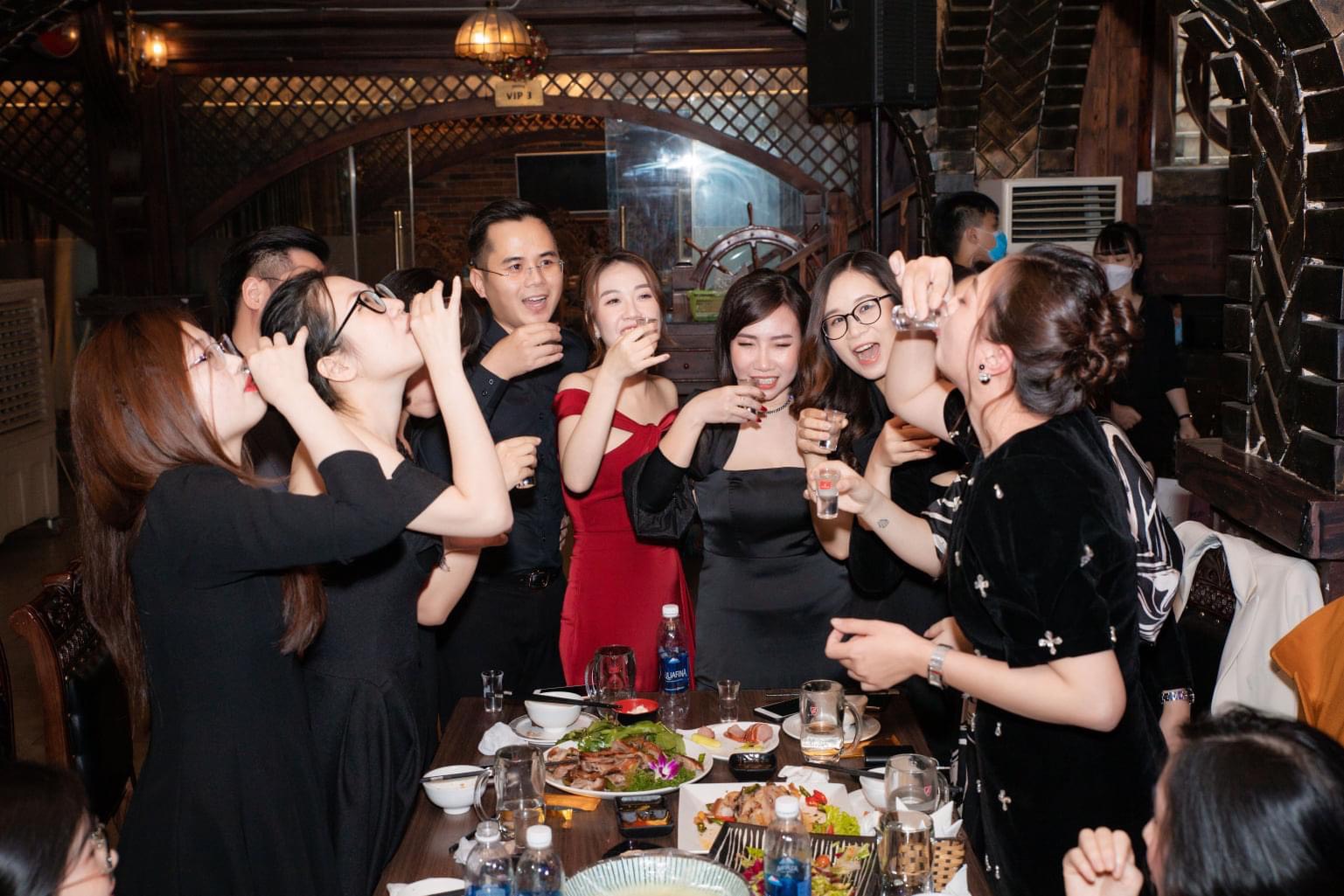 nhà hàng liên hoan công ty