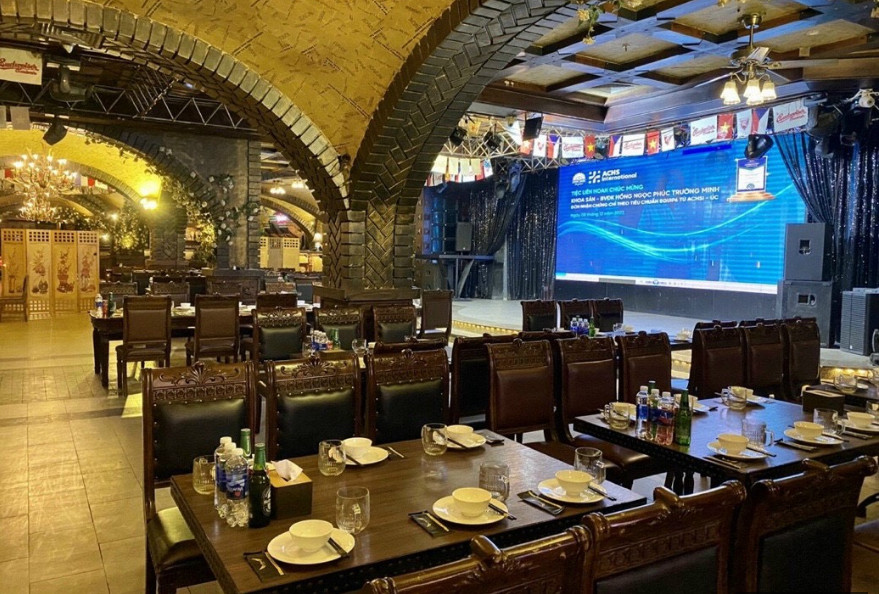 không gian nhà hàng sang trọng
